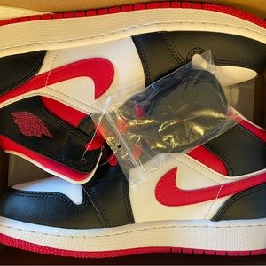 Air Jordan 1 Mid (Grade School)- Black/Very Berry/White